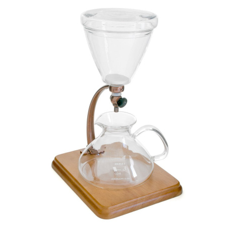 Měděný dripper Yama Silverton postavený samostatně, pohled zepředu