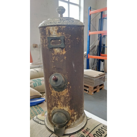 Starožitné jednokomorové silo na kávu v původním stavu před renovací