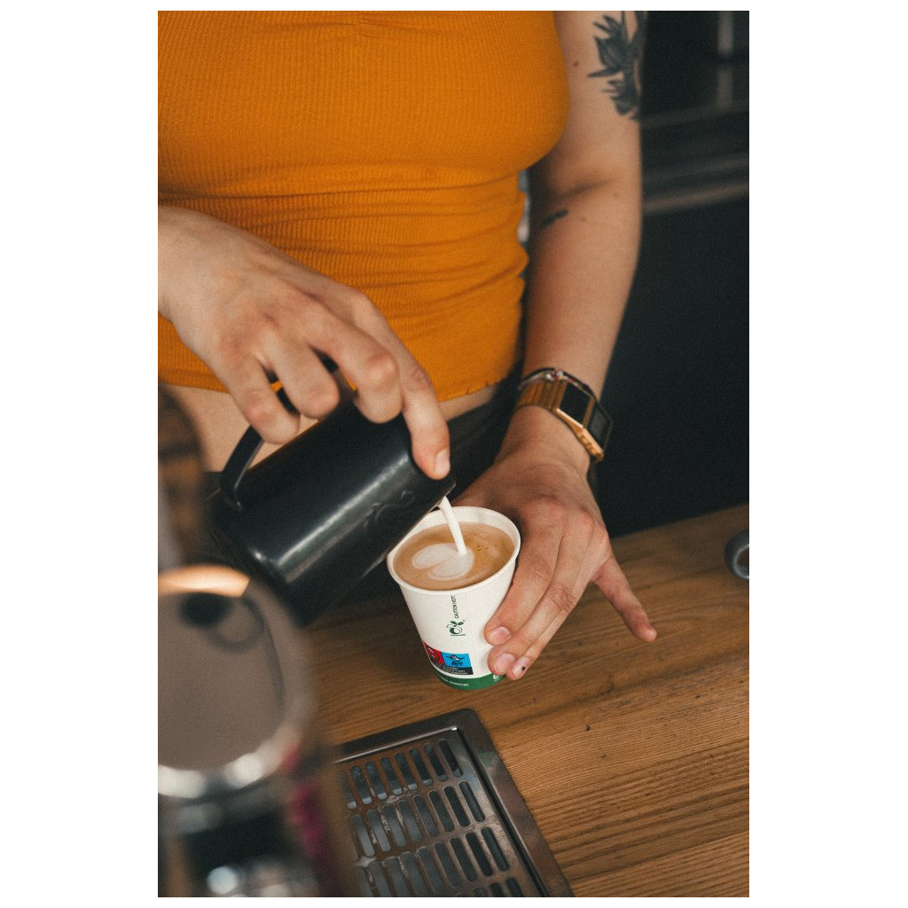Tříhodinový kurz latte art pro začátečníky, ukázka tvorby kresby do mléčné pěny