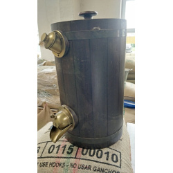 Dřevěné jednokomorové silo na kávu při pohledu z boku