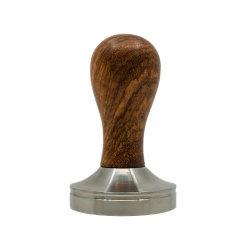 Tamper Basic o průměru 58 mm s dřevěnou rukojetí a kovovou plochou