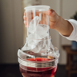 Výdejník Hario Ice Dispenser s ledem uvnitř