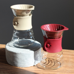 Karafa Hario V60 Drip Decanter v pískovém odstínu zepředu