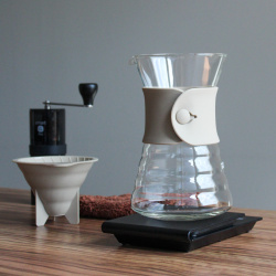 Karafa Hario Drip Decanter v brusinkovém odstínu zepředu