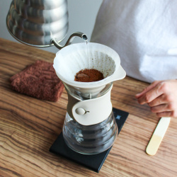 Dvě karafy Hario Drip Decanter vedle sebe