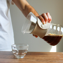 Pohled shora do hrdla karafy Hario Drip Decanter