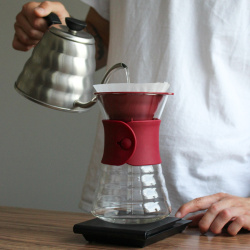Karafa Hario V60 s nasazeným driperem při přípravě