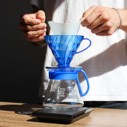 Karafa Hario V60 Range Server z boku s ouškem Karafa Hario V60 Range Server z boku s ouškem