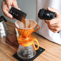 Pohled shora do hrdla karafy Range Server 600 ml Pohled shora do hrdla karafy Range Server 600 ml
