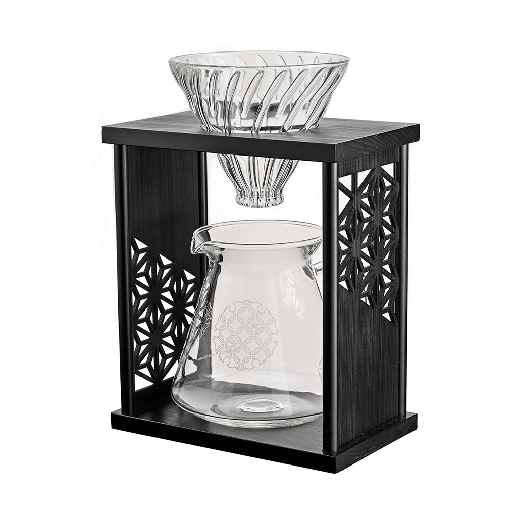 Sada Hario AYA V60 se stojanem s ornamentem Asanoha v černé, celkový pohled