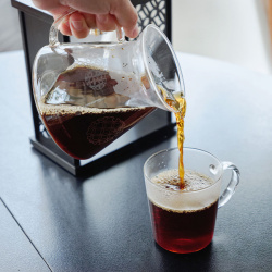 Sada AYA V60 s ornamentem Shippou zešikma na stole