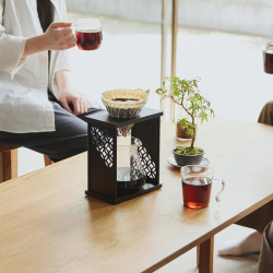 Sada AYA V60 se vzorem Shippou při vaření kávy