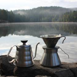 Hario V60 Outdoor Basic Set při přípravě kávy v přírodě