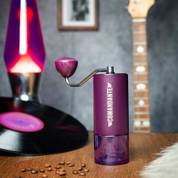Comandante C40 Deep Purple při pohledu z boku s klikou