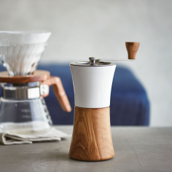 Dřevěný mlýnek Hario Coffee Mill při mletí kávy