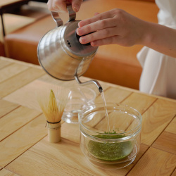 Keramická miska na matcha ze sady Hario zblízka