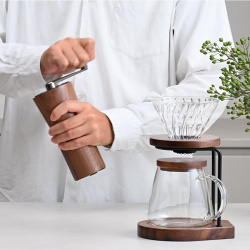 Mlýnek Hario Coffee Grinder při ručním mletí kávy