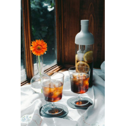 Sklenice Hario Goblet vedle konvice na stole