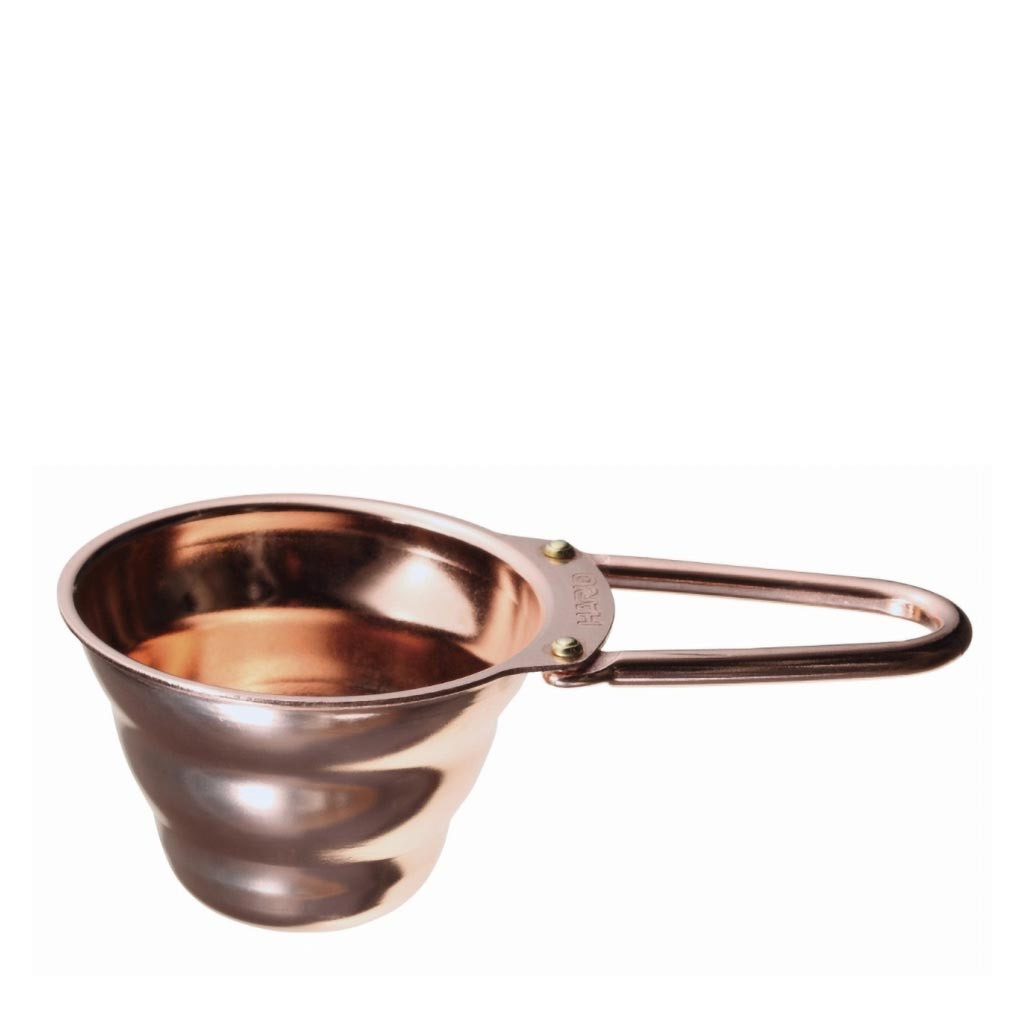 Odměrka Hario V60 na mletou kávu o objemu 12 g, celkový pohled