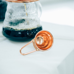 Odměrka V60 z boku, vidět tvar lžíce a rukojeť