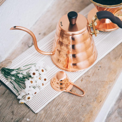 Odměrka Hario V60 naplněná mletou kávou po okraj