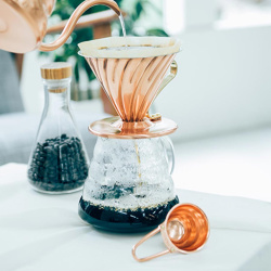 Odměrka Hario V60 při pohledu shora do lžíce