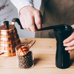 Odměrka Hario V60 položená vedle driperu V60