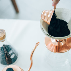 Odměrka Hario V60 při dávkování mleté kávy