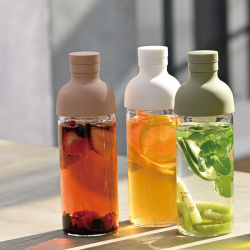 Hario Filter in Bottle Smokey z boku s víčkem
