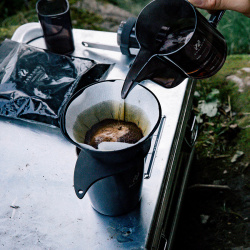 Skládací dripper Hario Zebrang při přípravě kávy na cestách Skládací dripper Hario Zebrang při přípravě kávy na cestách