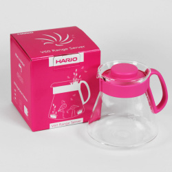 Karafa Flamingo Pink při přípravě filtrované kávy