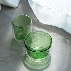 Sada Hario Matcha rozložená na stole vedle sebe