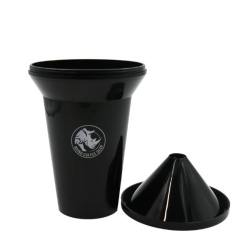 Odplivávačka Rhino vedle cuppingových misek Odplivávačka Rhino vedle cuppingových misek