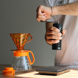 Hario Smart G PRO při mletí zrn kávy na stole