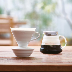 Miska Hario V60 z boku, vidět tvar stěny