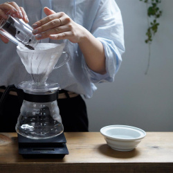 Miska Hario V60 s nalitou kávou uvnitř nádoby