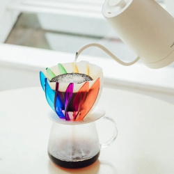 Dripper Hario Suiren rozložený na jednotlivé díly Dripper Hario Suiren rozložený na jednotlivé díly