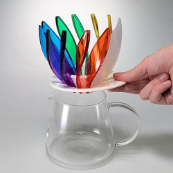 Dripper Suiren Rainbow nasazený na karafě Dripper Suiren Rainbow nasazený na karafě