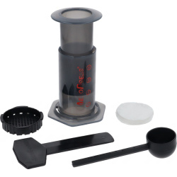 Souprava AeroPress: komora, píst, nálevka, sítko, papírový filtr, lopatka a odměrka