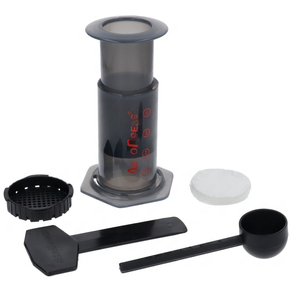 Souprava AeroPress: komora, píst, nálevka, sítko, papírový filtr, lopatka a odměrka