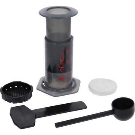 Souprava AeroPress: komora, píst, nálevka, sítko, papírový filtr, lopatka a odměrka