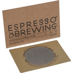 Filtr pro AeroPress upevněný na hnědé kartě s potiskem Espresso Brewing Lab Filtr pro AeroPress upevněný na hnědé kartě s potiskem Espresso Brewing Lab