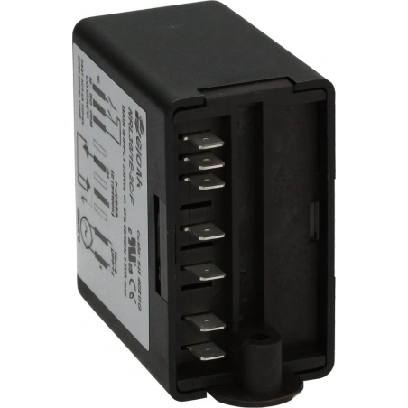Regulátor hladiny v černé krabičce, na boku řada plochých elektrických konektorů