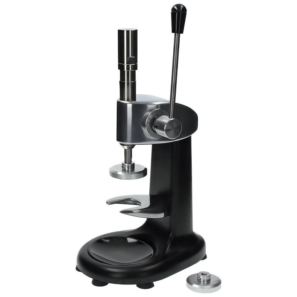 Pákový tamper na černém stojanu, nerezové pěchovadlo a vedle výměnná hlavice Pákový tamper na černém stojanu, nerezové pěchovadlo a vedle výměnná hlavice