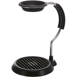 Dripper V60 02 nasazený na ramenu stojanu