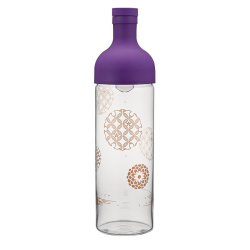 Láhev Hario AYA Filter in Bottle 750 ml na studený čaj v odstínu Edo Purple, celkový pohled Láhev Hario AYA Filter in Bottle 750 ml na studený čaj v odstínu Edo Purple, celkový pohled