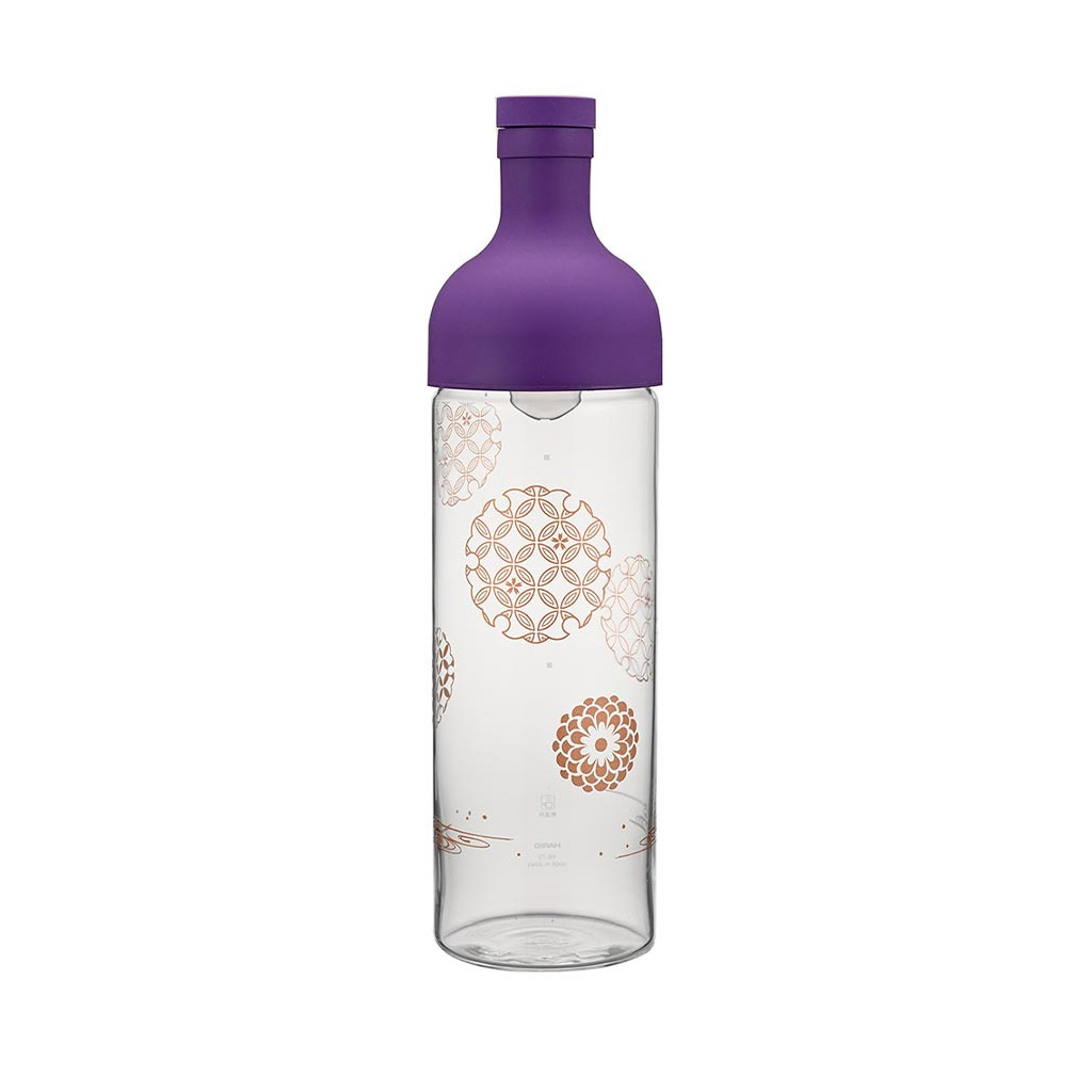 Láhev Hario AYA Filter in Bottle 750 ml na studený čaj v odstínu Edo Purple, celkový pohled Láhev Hario AYA Filter in Bottle 750 ml na studený čaj v odstínu Edo Purple, celkový pohled