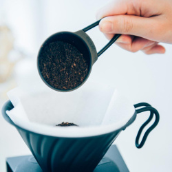 Kovová odměrka V60 z boku, vidět tvar lžíce