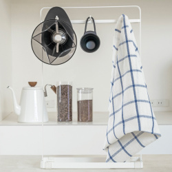 Odměrka Hario V60 naplněná mletou kávou po okraj