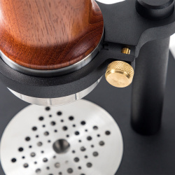 Aram Espresso Maker zešikma na pracovním stole